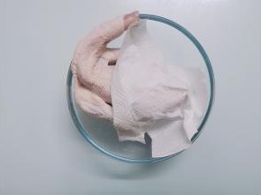 用厨房纸巾吸去鸡表面的水分