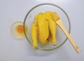 料酒和溶化好的栀子粉均匀刷抹到鸡身上