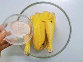 再用盐焗粉以及少许食盐把鸡的全身上下，里里外外都抹遍