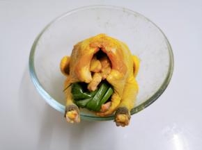 盖上保鲜膜放入冰箱腌制3小时以上（腌制的同时把水分控干，如果不控干水分，焗的时候水分会渗透到海盐里面，会导致海盐溶化结块，还可能导致鸡肉太咸。）