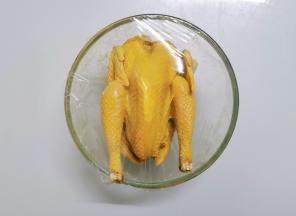 白色的纱纸表面刷一层油，这样可以避免鸡皮与纸粘连