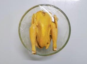 白色的纱纸表面刷一层油，这样可以避免鸡皮与纸粘连