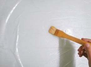 白色的纱纸表面刷一层油，这样可以避免鸡皮与纸粘连