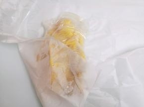 把腌好的鸡用沙纸包好。建议包两、三层沙纸，以免鸡油渗透到海盐里