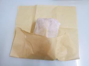 外面再裹一层竹笋纸.如果没有竹笋纸，也可以用锡纸代替。但竹笋纸透气性比较好，用来做盐焗鸡的效果更好