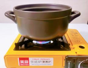 同时把空的砂锅放到灶上，用最大火力干烧十分钟左右.