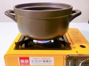 同时把空的砂锅放到灶上，用最大火力干烧十分钟左右.