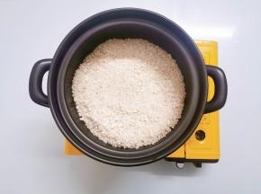 然后把一部分海盐趁热铺在砂锅底部.铺在锅底的海盐，厚度不能少于3CM，不然鸡肉可能被烧焦