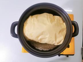 将包裹好的鸡放入砂锅