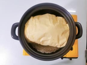 将包裹好的鸡放入砂锅