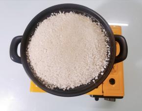 将剩余部分的海盐填满砂锅，盖住鸡.海盐需高出鸡肉1CM左右。