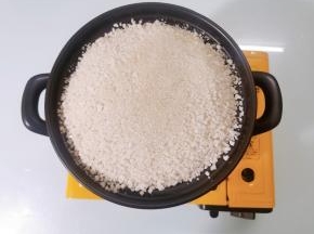 将剩余部分的海盐填满砂锅，盖住鸡.海盐需高出鸡肉1CM左右。