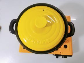 盖好盖子，小火焗，锅中心以及前、后、左、右各焗8分钟左右，目的是让整个锅底均匀受热，避免烧焦。40分钟后关火，但别打开锅盖，利用砂锅的余温继续焖20分钟，鸡肉会更酥烂爽口。