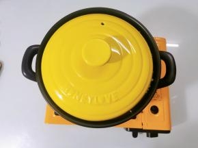 盖好盖子，小火焗，锅中心以及前、后、左、右各焗8分钟左右，目的是让整个锅底均匀受热，避免烧焦。40分钟后关火，但别打开锅盖，利用砂锅的余温继续焖20分钟，鸡肉会更酥烂爽口。