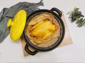 打开锅盖，扒开海盐，趁热抹少许麻油，鸡皮油光发亮，让人看了垂涎不已