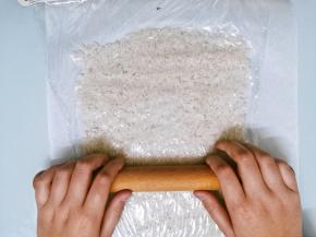 将米饭用保鲜膜包起来，擀成3毫米的薄片