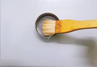 圆形的模具周围抹上一些油