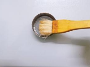 圆形的模具周围抹上一些油