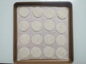 烤盘铺上油纸，将圆饼均匀摆上烤盘