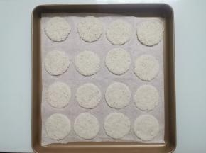 烤盘铺上油纸，将圆饼均匀摆上烤盘