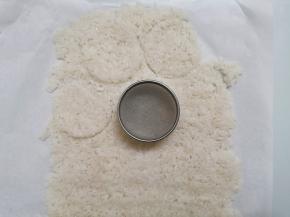 在擀好的米饭片上压出圆饼