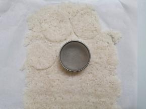 在擀好的米饭片上压出圆饼