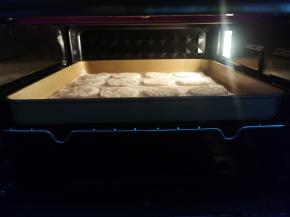 箱上下火170,预热10分钟。将烤盘送入烤箱烤15分钟，烤干的米饼比较好炸