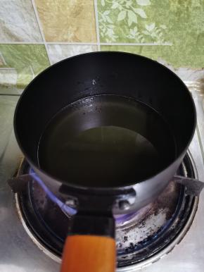 锅烧热，倒入适量的油