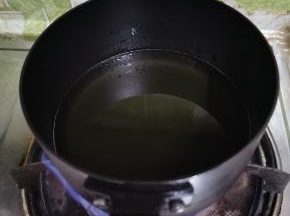 锅烧热，倒入适量的油