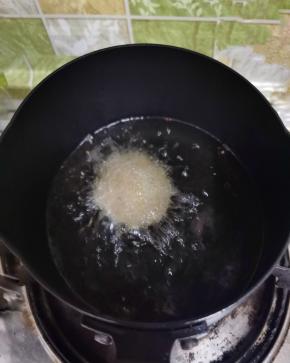 烧到油30~40度左右，小火炸至表面微黄即可捞出控油