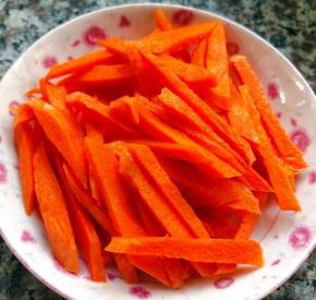 胡萝卜切成丝