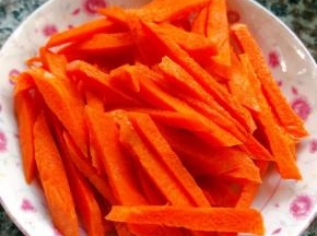 胡萝卜切成丝