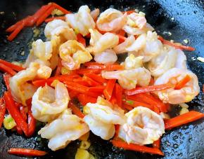 炒至虾仁成蝴蝶球状