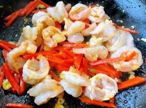 炒至虾仁成蝴蝶球状