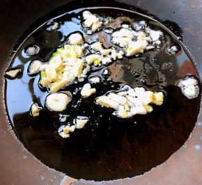 锅中倒入适量油加热放入蒜粒爆香