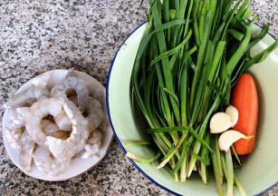 准备原材料虾仁、韭菜、胡萝卜、蒜