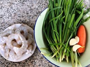 准备原材料虾仁、韭菜、胡萝卜、蒜