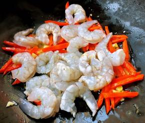 放入虾仁同时放入料酒、糖大火快速翻炒