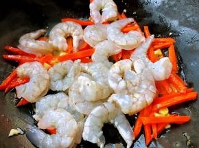 放入虾仁同时放入料酒、糖大火快速翻炒