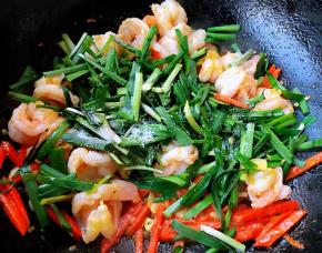 放入韭菜、盐、味精中火快速翻炒几下