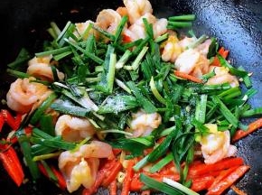 放入韭菜、盐、味精中火快速翻炒几下