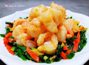 鲜嫩可口的韭菜胡萝卜炒虾仁装入盘中就大功告成了