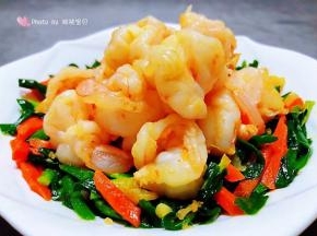 鲜嫩可口的韭菜胡萝卜炒虾仁装入盘中就大功告成了