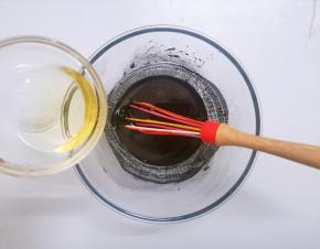 加入玉米油用手动打蛋器搅拌均匀至乳化状态