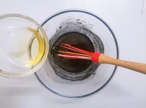 加入玉米油用手动打蛋器搅拌均匀至乳化状态