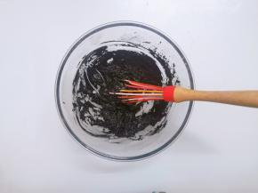 用打蛋器打“十”字手法，充分搅拌至无颗粒状，看不到干粉