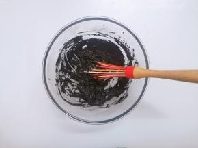 用打蛋器打“十”字手法，充分搅拌至无颗粒状，看不到干粉