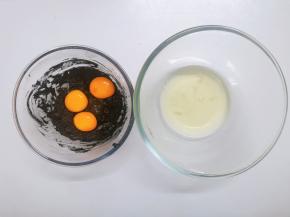 将蛋清、蛋黄分离出来，注意分离时不能让蛋清沾到一丝蛋黄（盛蛋清的碗必须保证无油无水）