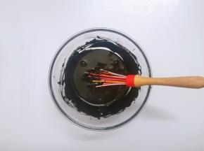 继续用打蛋器一样是“十”手法搅拌均匀，直至看不到蛋黄。成细腻的面糊