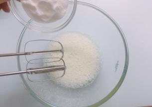 蛋清里加入几滴柠檬汁或白醋，电动打蛋器将蛋清高速打发至呈现鱼眼泡时，加入三分之一的细砂糖。（开始预热烤箱上火120度下火160度10分钟）